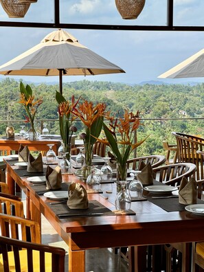 2 restaurants, serveren ontbijt