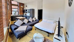 Leilighet – deluxe | Oppholdsområde | En 40-tommers LCD-TV med kabel-kanaler