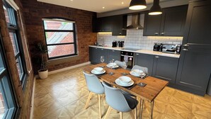 Loftsleilighet – deluxe, byutsikt | Eget kjøkken | Kaffetrakter/tekoker, kjøleskap, mikrobølgeovn og ovn