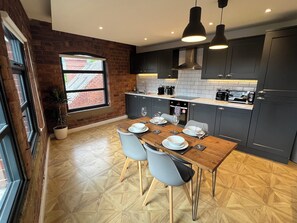 Deluxe Penthouse, City View | Private kitchen - Aire Apartments - The Calls (Leeds)