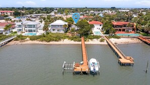 A coastal property with a dock, a swimming pool, and a view of the ocean. - Bayfront Cottage -- Close to everything (St. Augustine)