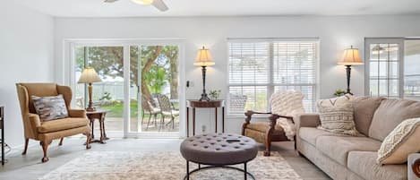 Smart TV, reproductor de DVD, tenis de mesa y libros