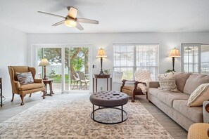 Smart-tv, dvd-afspiller, bordtennisbord, bøger