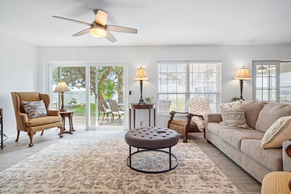 Smart TV, reproductor de DVD, tenis de mesa y libros 