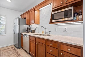 Køleskab, mikrobølgeovn, ovn, kogeplade