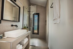 Dusche, Haartrockner, Handtücher, Seife