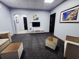 Suíte luxo | Área de estar | Smart TV 42 polegadas com canais digitais