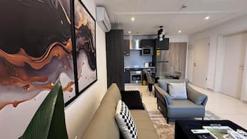 Deluxe Apartment, City View | 1 bilik tidur, seterika/papan seterika, Wi-fi percuma