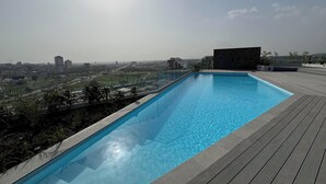 A rooftop swimming pool with a clear view of the cityscape in the background. - Loxwood Abode (Accra)