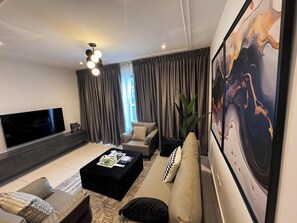 Deluxe Apartment, City View | Iron/ironing board, free WiFi - Loxwood Abode (Accra)