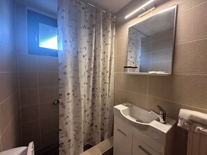 Apartment, 2 Bedrooms, Smoking, Balcony | Bathroom
