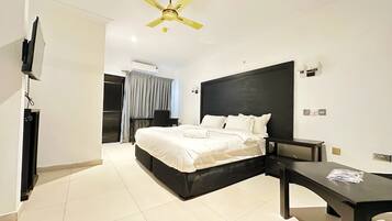 Standaard kamer | 1 slaapkamer, een bureau, een laptopwerkplek