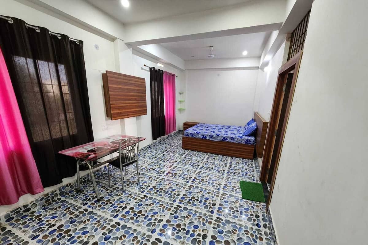 Habitación doble Confort, balcón, vista a la ciudad | Escritorio y wifi gratis
