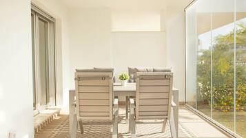 Apartment | Outdoor dining