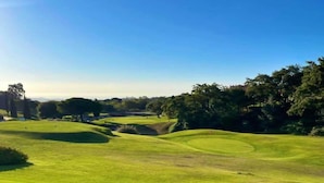 A golf course with well-maintained grass, trees, and rolling terrain. - Ojen Apartment Near Golf (Ojén)