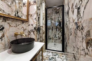 Douche, séchoir à cheveux, serviettes fournies