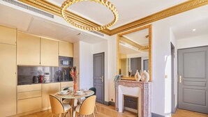 Een moderne keuken met een eethoek, een open haard en een grote spiegel.
