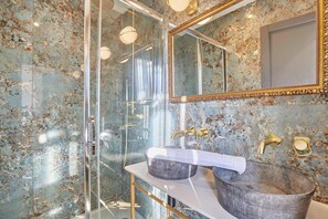 Dusche, Haartrockner, Handtücher, Shampoo