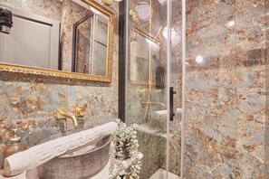 Dusj, hårføner og håndklær