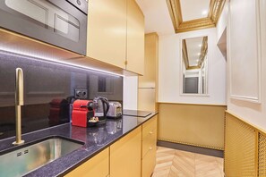 Kühlschrank, Mikrowelle, Herdplatte, Wasserkocher mit Kaffee-/Teezubehör