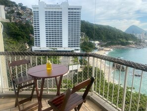 Outdoor dining - Beachfront Apartment in Rio de Janeiro (Vidigal Rio de Janeiro)