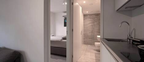 1 habitación, tabla de planchar con plancha, wifi y ropa de cama