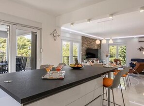 Vila (Four Bedroom Villa with Pool) | Dapur pribadi | Lemari es