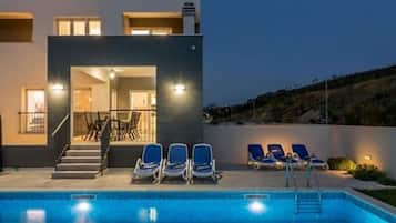 Villa (Four Bedroom Villa with Pool) | Alberca al aire libre | Alberca al aire libre y camastros