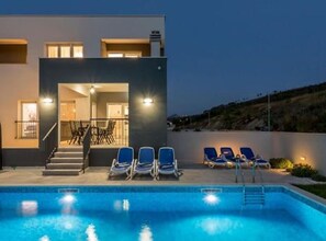 别墅 (Four Bedroom Villa with Pool) | 室外游泳池 | 室外游泳池，日光浴躺椅