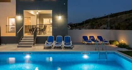 Modern & Stylish Villa With Private Pool