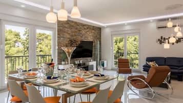 Villa (Four Bedroom Villa with Pool) | Woonkamer | Een 32-inch flatscreentelevisie met digitale zenders