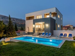 Villa (Four Bedroom Villa with Pool) | Piscina al aire libre | Una piscina al aire libre, tumbonas