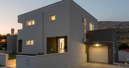 Modern & Stylish Villa With Private Pool