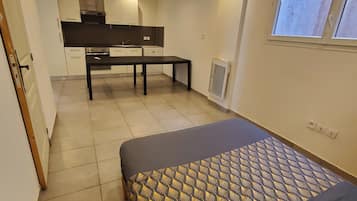6 bedrooms, travel crib, free WiFi, bed sheets