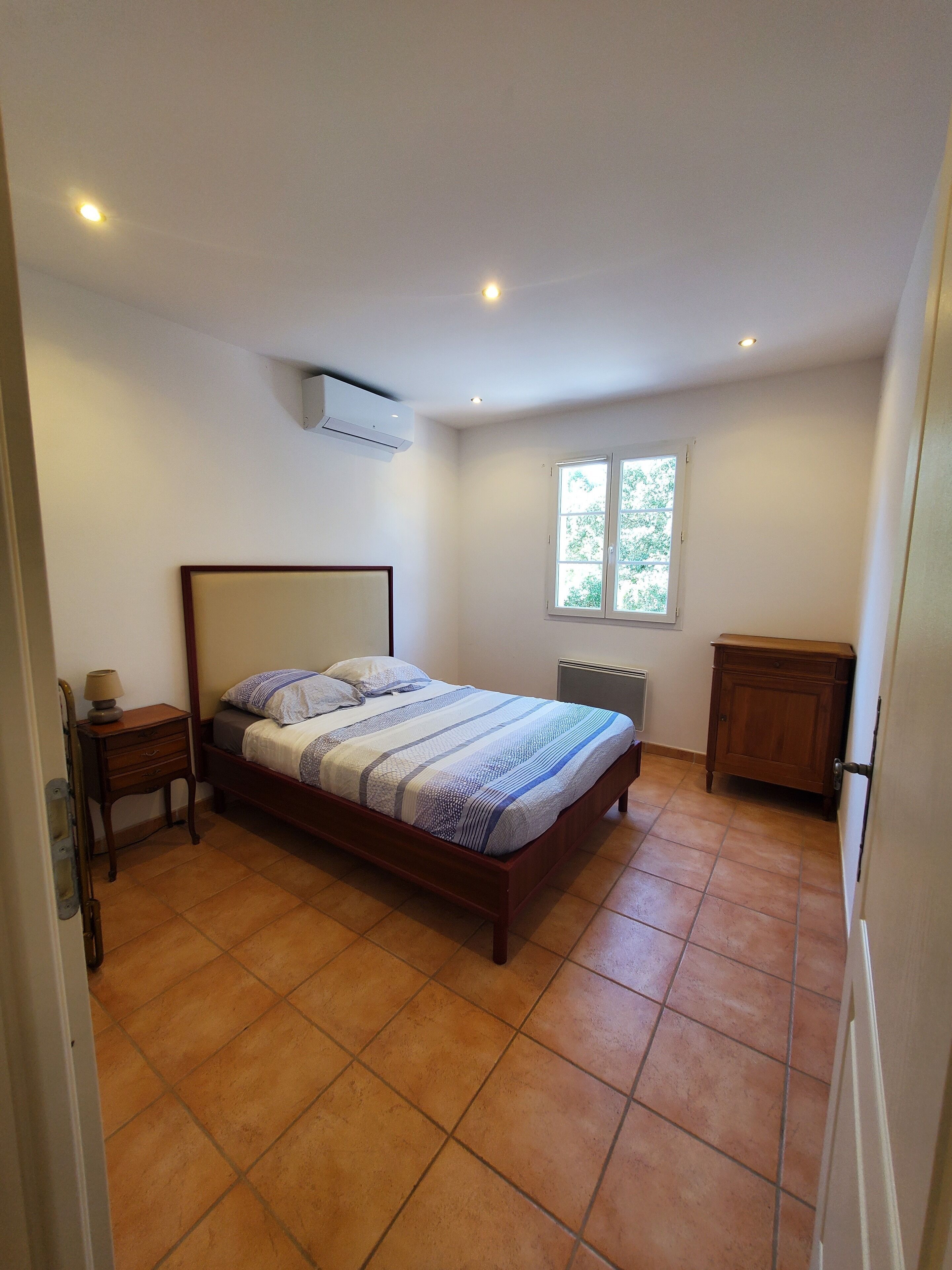 6 bedrooms, travel crib, free WiFi, bed sheets