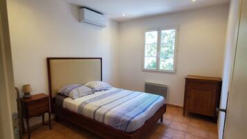 6 bedrooms, travel crib, free WiFi, bed sheets