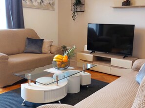 Căn hộ (Two Bedroom Apartment with Balcony) | Phòng khách | TV màn hình phẳng 32-inch có truyền hình vệ tinh 