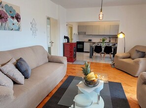 32-inch flat-screen TV with satellite channels - Modern Crikvenica Apartments With Sea View (Crikvenica)