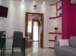 Leilighet (One Bedroom Apartment with Balcony) | Oppholdsrom | En 32-tommers Flatskjerm-TV med Parabol-TV