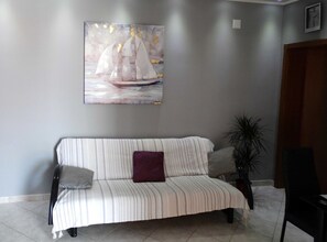 Leilighet (Two Bedroom Apartment with Balcony) | Oppholdsrom | En 32-tommers Flatskjerm-TV med Parabol-TV