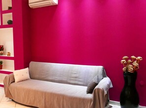 Leilighet (One Bedroom Apartment with Balcony) | Oppholdsrom | En 32-tommers Flatskjerm-TV med Parabol-TV