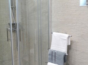 Apartment (Two Bedroom Apartment with Balcony) | Bathroom | Shower, towels