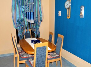 Apartment (Two Bedroom Apartment with Sea View a) | Dining room