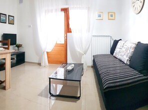 Appartement (Two Bedroom Apartment with Balcony an) | Salle de séjour | Télévision à écran plat de 32 pouces avec chaînes par satellite