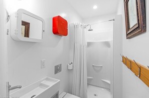 Dusche, Haartrockner, Handtücher, Seife