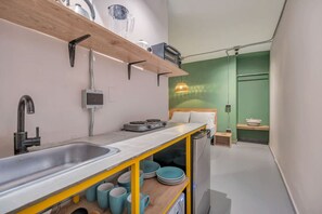 Mikrowelle, Ofen, Wasserkocher mit Kaffee-/Teezubehör