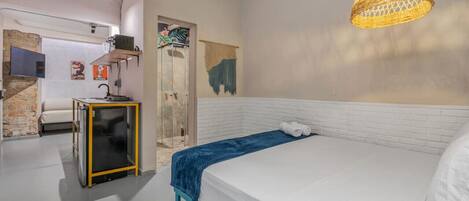 办公桌、熨斗/熨衣板、WiFi、床单