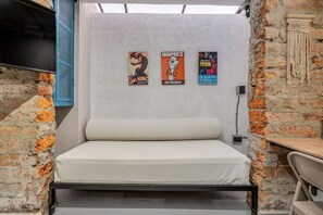 Työpöytä, silitysrauta/-lauta, Wi-Fi, vuodevaatteet