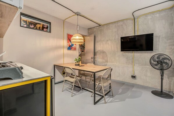 Dining - 1BR Cozy Studio w/ kitchenette fast WiFi in Manila (Medellín)