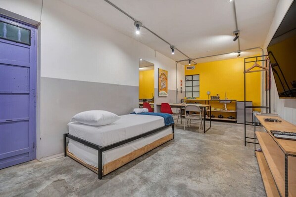 1 soveværelse, skrivebord, strygejern/strygebræt, weekendseng